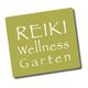 Grünes Schild mit der Aufschrift "REIKI Wellness Garten" in weißer Schrift.