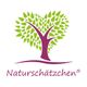 Baum mit herzförmigen Blättern über dem Schriftzug "Naturschätzchen" auf weißem Hintergrund.