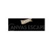Zwarte rechthoek met tekst "Little Canvas Escape" in witte en bruine letters.