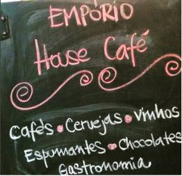 Lousa em café destacando: Cafés, Cerejas, Vinhos, Espumantes, Chocolates e Gastronomia.