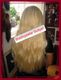 Lange blonde Haare von hinten, Schild mit "Braidingatelier Stuttgart" im Vordergrund.