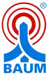 Logo mit blauem abstrakten Baum und roten Kreisen, darunter steht "BAUM".