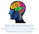 Seitenansicht eines Kopfes mit Zahnrädern im Gehirn, darunter "Neurofeedback Training Stuttgart".