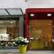 Geschäftseingang mit roten Rahmen, zwei gelbe Pflanzgefäße, Schaufenster mit "Naturkosmetik"-Schriftzug.