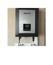 Inversor de energía Ingeteam montado en la pared con cables conectados.