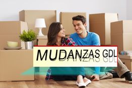 Pareja feliz sentada en suelo, rodeada de cajas de mudanza; texto: "MUDANZAS GDL".