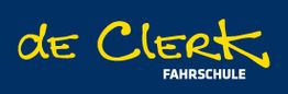 Logo mit gelber Schrift "de Clerk" und weißem Text "Fahrschule" auf blauem Hintergrund.