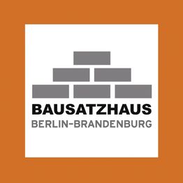 Logo von Bausatzhaus Berlin-Brandenburg: graue Ziegel, Text auf orangem Hintergrund.