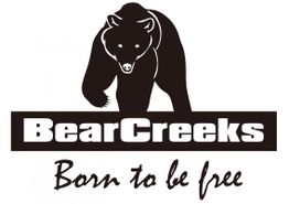 Schwarzer Bär mit "BearCreeks" und Slogan "Born to be free" in weißer Schrift auf Schwarz.
