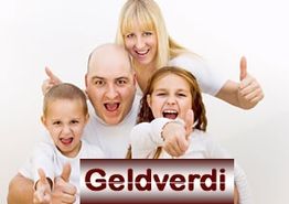 Familie lächelt und zeigt Daumen hoch, Schriftzug „Geldverdi“ im Vordergrund.