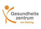 Logo mit oranger Figur und Text "Gesundheitszentrum am Ostring" in Grau und Orange.