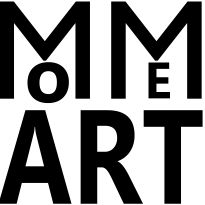 Schwarze Buchstaben auf weißem Hintergrund bilden die Wörter "MoMA" und "ART".