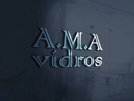 Letreiro "A.M.A vidros" em vidro azul, com fundo de escritório moderno e mesas ao fundo.