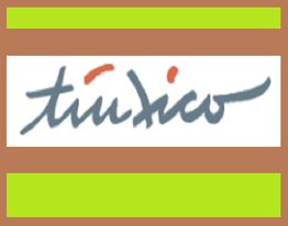 Logo con la palabra "turístico" escrita en trazo suelto, con rayas marrones y verdes de fondo.