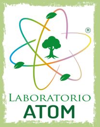 Logo con atomo stilizzato e albero al centro, testo "Laboratorio Atom" in verde.