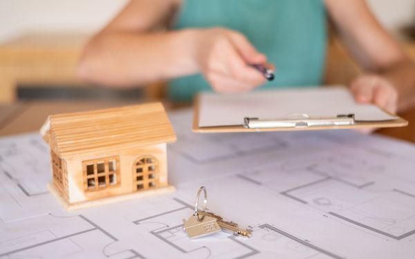 Cedula de la Habitabilitad con una casa pequeña y una llave