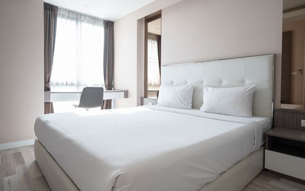 Weißes Hotelbett in einem Hotel