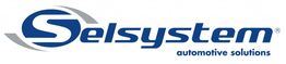 Logo di Selsystem con testi blu "Selsystem" e "automotive solutions", e un simbolo grigio-blu.
