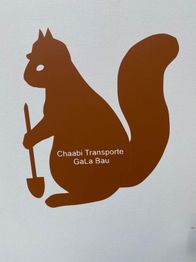 Braunes Eichhörnchen mit Schaufel, daneben der Text: "Chaabi Transporte GaLa Bau".