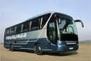 Ein blauer Reisebus steht auf einem asphaltierten Platz.
