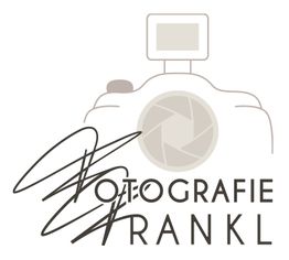 Logo mit Kamera-Skizze und Schriftzug "Fotografie Frankl".