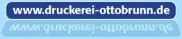 Schriftzug "www.druckerei-ottobrunn.de" auf blauem Hintergrund mit Spiegelung auf hellem Blau.