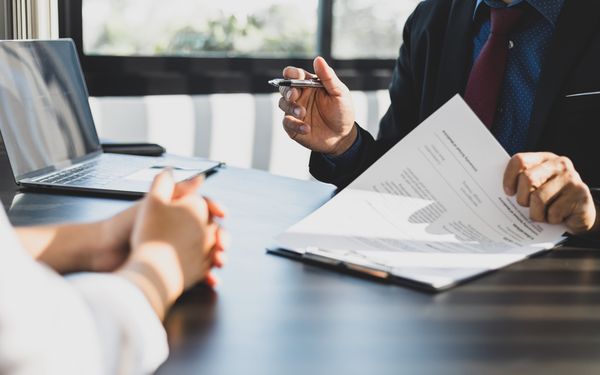 Versicherungsmakler bespricht Einzelheiten für Vertragsunterschrift