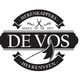 Zwart-wit logo van Herenkappers De Vos, met schaar en kam, sinds 1977 in Heerenveen.