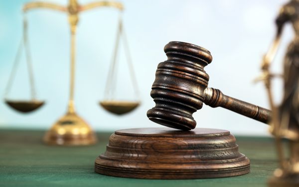 Richterhammer vor einer Waage als Symbol für Gesetzesänderungen und rechtliche Entscheidungen.