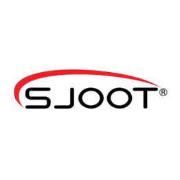 Logo med teksten "SJOOT" i sort, under en rød bue, på hvid baggrund.