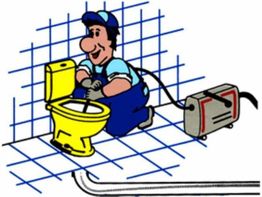 Encanador sorrindo desobstruindo vaso sanitário com máquina, em banheiro com azulejos azuis.