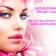 Vrouw met roze bloemen en make-up, tekst over schoonheidsalon en website.