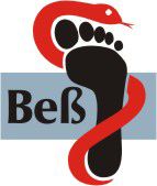 Schwarzer Fußabdruck, roter Schlangenumriss, darüber der Text "Beß" auf grauem Hintergrund.