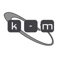 Logo mit Buchstaben "k-m" und einem orbitalen Ring im Hintergrund.