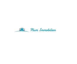 Logo von Plum Immobilien mit einem kleinen Haus-Symbol und blauem Schriftzug "Plum Immobilien".