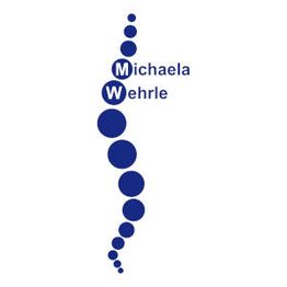 Ein Logo mit blauen Punkten in Wirbelsäulenform, Text: Michaela Wehrle.