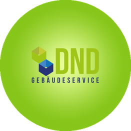 Grünes Logo mit Text "DND Gebäudeservice" und zwei Würfeln in Gelb und Blau.
