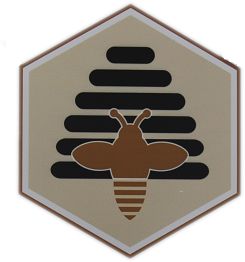Sechseckiges Logo mit einer stilisierten Biene vor einem gestreiften Bienenstock.