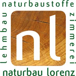 Holzhintergrund mit weißem "nl"-Logo; Text umrahmt: "Lehmbau", "Naturbaustoffe", "Zimmerei".
