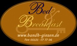 Ovales Schild "Bed & Breakfast" mit Website und Telefonnummer auf braunem Hintergrund.