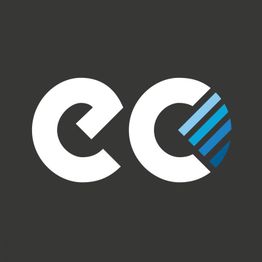 Logo mit den Buchstaben "e" und "c" auf dunklem Hintergrund; rechte Seite mit blauen Streifen.