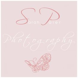 Rosa Logo mit "Sarah Paier Photography" und Schmetterlingsgrafik.