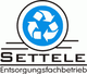 Recycling-Logo mit dem Schriftzug "Settele Entsorgungsfachbetrieb" in Blau und Schwarz.