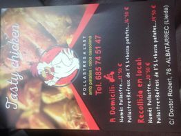 Un cartel de "Pollastres a l'ast" con ofertas de pollo asado y detalles de contacto en Albatarrec.