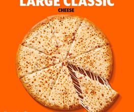 Pizza de queso grande de Little Caesars, una rebanada levantada. Fondo naranja.