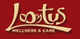 Logo mit Schriftzug "Loomtus Wellness & Care" auf rotem Hintergrund.