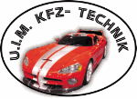 Rotes Auto mit weißen Streifen, umgeben von "U.M. KFZ-TECHNIK" in einem ovalen Rahmen.