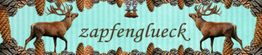 Zwei Hirsche und Zapfen mit dem Wort "zapfenglueck" vor grünem Hintergrund.