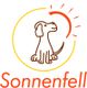 Ein stilisierter Hund sitzt unter einer Sonne, umgeben von einem gelben Kreis, mit dem Schriftzug "Sonnenfell".