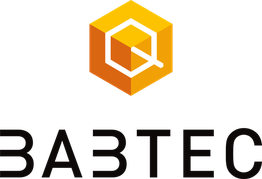 Ein orangefarbenes Hexagon-Logo mit einem weißen "Q" darüber. Darunter der Text "BABTEC".